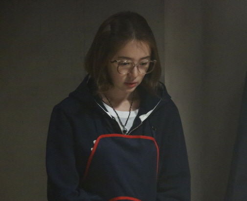 《未来的选择》尹恩惠粗框眼镜炫童颜美貌