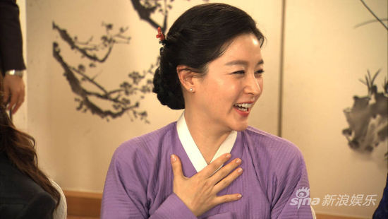 李英爱穿韩服招待贵宾 介绍韩国传统文化