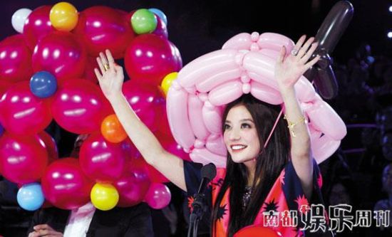 评委赵薇变工作模式就严肃 称导演催人老