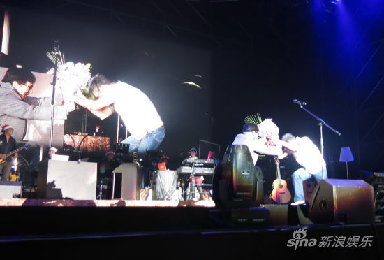 成龙献吻李宗盛:爱你像爱狗不理包子