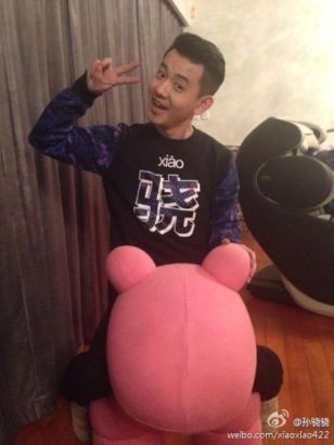 李响穿“骁”字衣探班孙骁骁秀恩爱(图)