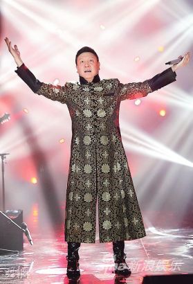 内地实力派歌手韩磊成为《我是歌手2》冠军,在台上唱歌也尽显豪情霸气