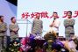 导演路东上台介绍话剧