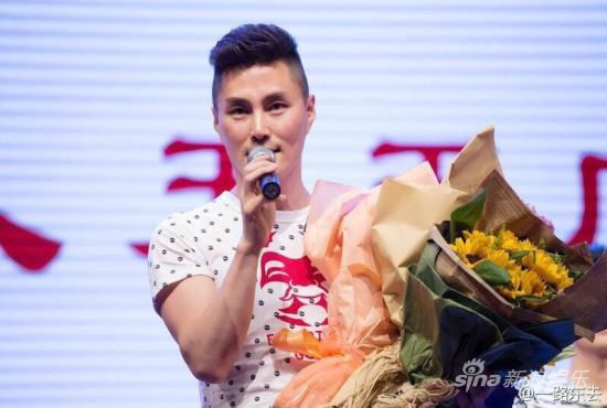 导演兼编剧路东舞台讲话