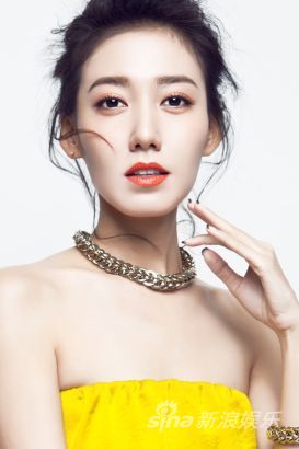 高露最新写真秀窈窕身姿 身材纤纤美(图)