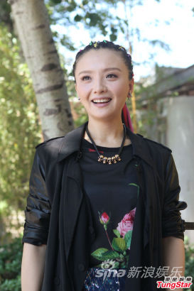 孙茜五彩发辫变潮女 穿内增高与张亮对戏