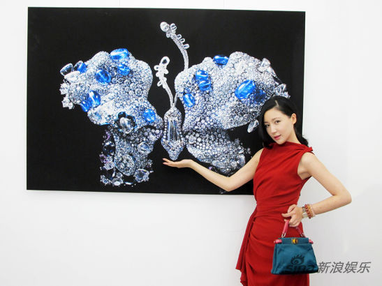 刘梓妍亮相时尚艺术展 陶醉在艺术海洋