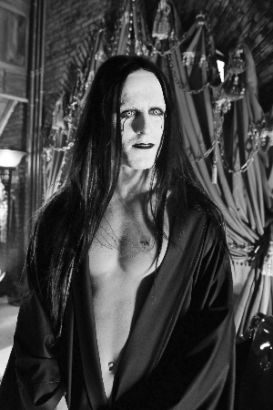  美剧 《 血族 》拉回粗犷重口味怪物风!_娱情速递