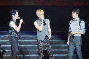 JYJ三兄弟台湾开唱 全场感人合唱《十年》