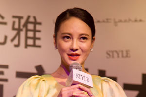 樊蕊参加古董衣艺术展 分享复古美学