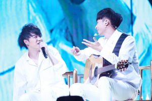 左立助阵华晨宇演唱会合唱《董小姐》