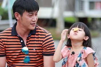 林志颖带黑米哥酷帅回归 萌娃一路狂追