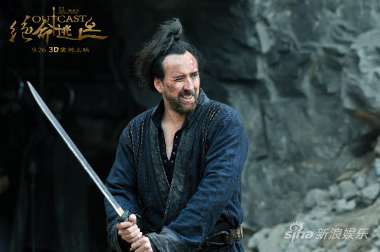 《绝命逃亡》凯奇手握战刀笑对敌军毫无畏惧