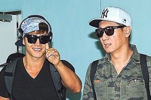 五“跑男”抵香港 粉丝接机李光洙人气高