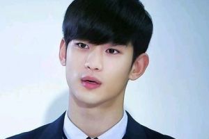 金秀贤釜山光顾大排档 都教授上身扶粉丝