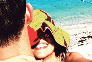 莫文蔚勾脖子甜蜜抱老公 网友催其生子