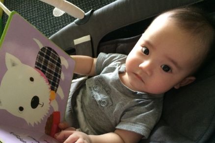 小学霸诞生！梁静茹晒半岁儿子看书萌照