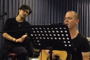 汪峰带病教唱排练 帕尔哈提备战总决赛