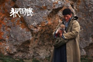 《狼图腾》冯绍峰护犊情深 偷肉讨好小狼