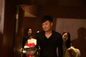 陈赫出轨门后首亮相 全程禁声只负责笑