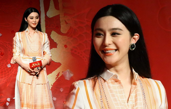 ���Ӿ硶�����졷����������������ʾ������80��ķ�ʽ��ڹ��Ů�ʡ�