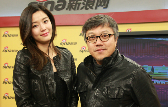 1��16�����磬���ᱦ���ˡ����ݴ޶�ѫЯ����ȫ�����������ˣ�����ӰƬĻ���Ρ�