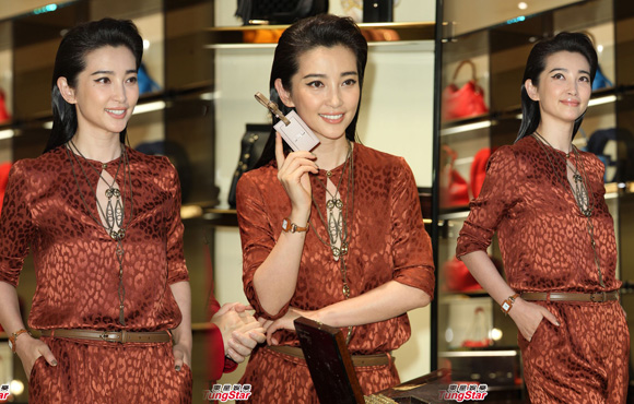 �������������̨���ϯĳƷ�ƿ�Ļ�ᣬ�����������������ʮ�㣬����������