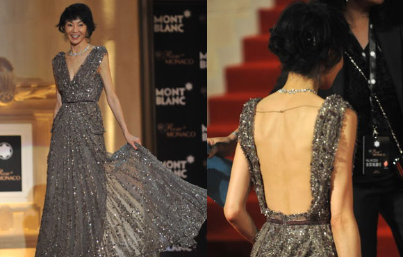 ������һ����ɫ��V��ɴȹ��������ĳƷ�ƻ����̺��ȹ���ƺ�����Ů��