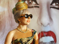 Gaga着花裙珠光宝气