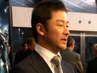 《战舰》主演亮相首映红毯