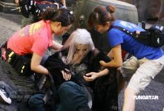 组图：李冰冰演白发魔女敬业练武刮伤手臂背部