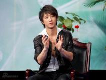 韩庚录制《背后的故事》提起母亲流男儿泪(图)