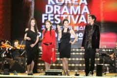 组图:亚洲明星之夜李小璐美艳红裙PK李多海