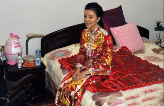 扒扒穿中式婚服结婚的女星谁最靓(图)|中式婚服
