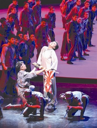 《复兴之路》中的歌舞《为了母亲》剧照(凌风/摄) 《复兴之路》令人泪下700人庞大阵容刷新纪录