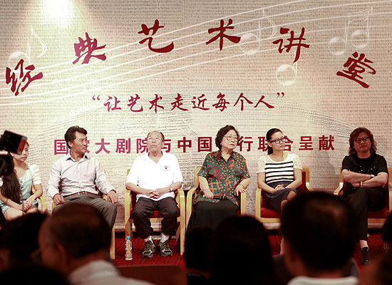 6月19日王昆、谭晶等《白毛女》主创与观众见面 