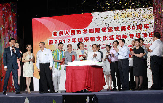 作为北京人艺建院六十周年的重头戏之一,这场以"叫卖组曲"开场的庆祝