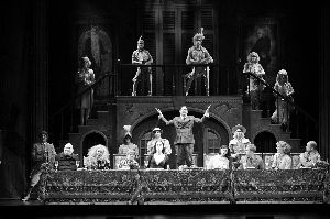 昨日下午，百老汇音乐剧《亚当斯一家》进行了彩排。
