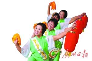 一场面向老年人的广场舞比赛正在举行。