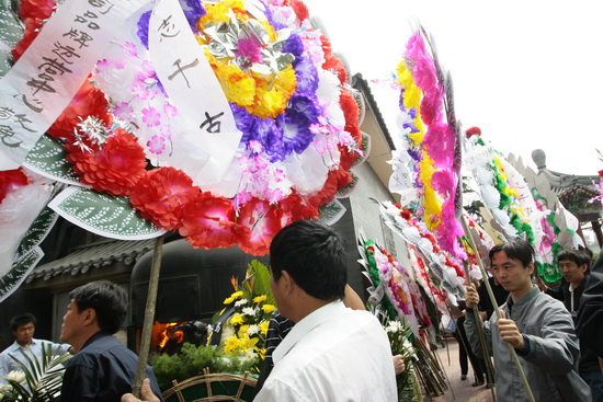 图文:李文华追悼会--亲友献花圈