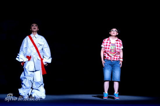 图文:《红孩子》剧照-小萝卜头和果果