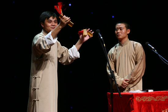 图文:高峰相声专场--高峰表演快板
