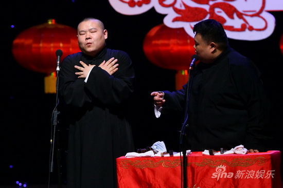 图文:德云社纪念侯耀文-岳云鹏与孙越