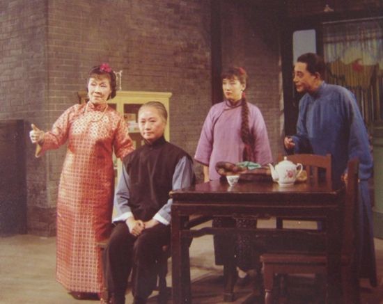 吴淑昆出演第一代《茶馆》，饰庞四奶奶（左一）