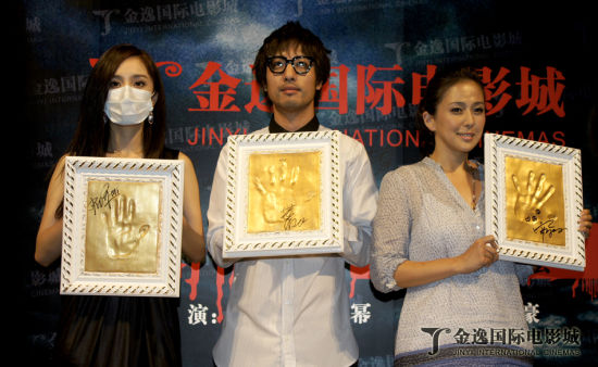 《孤岛惊魂》金逸见面会 杨幂黑衣面具示人(图