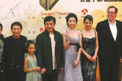 《功夫之王》首映群星璀璨 李连杰带女儿走红毯