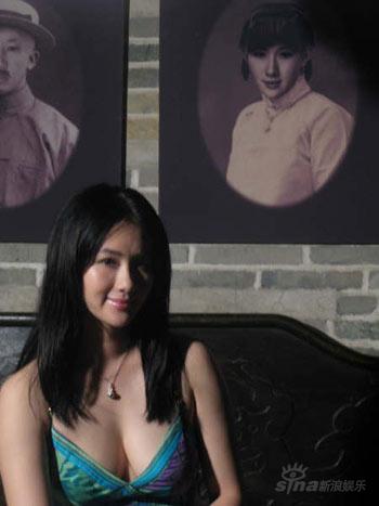 《有只僵尸暗恋我》正在香港紧张拍摄中,爱徒孟瑶在剧中从女赌圣摇身