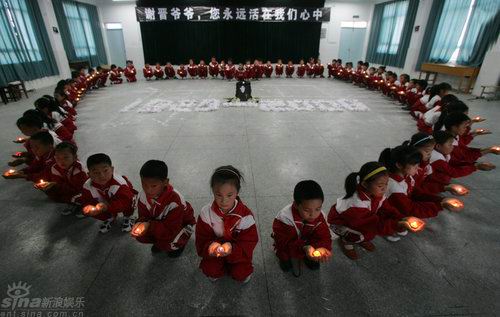 上虞乡亲悼念谢晋天真孩童点蜡烛送祝福(图)