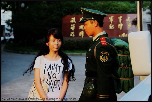片《霄虹灯下新哨兵》为纪念改革开放30周年日前在上海举行了首映式