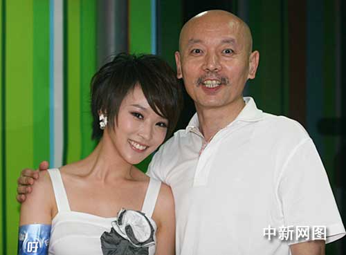<em>女主持人谢楠</em>小鸟依人 葛优轻搭香肩(图)_影音